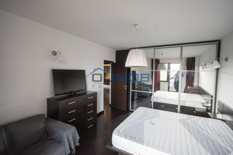 Apartament generos, 3 camere de vânzare, etaj 1, loc parcare inclus