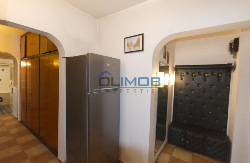 Apartament 3 camere de vânzare vedere spate – Bulevardul Tei | necesita renovare
