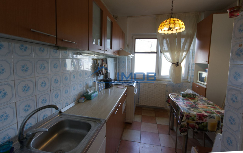 Apartament 3 camere de vânzare vedere spate – Bulevardul Tei | necesita renovare