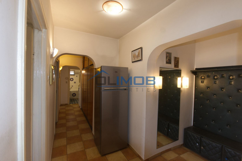 Apartament 3 camere de vânzare vedere spate – Bulevardul Tei | necesita renovare