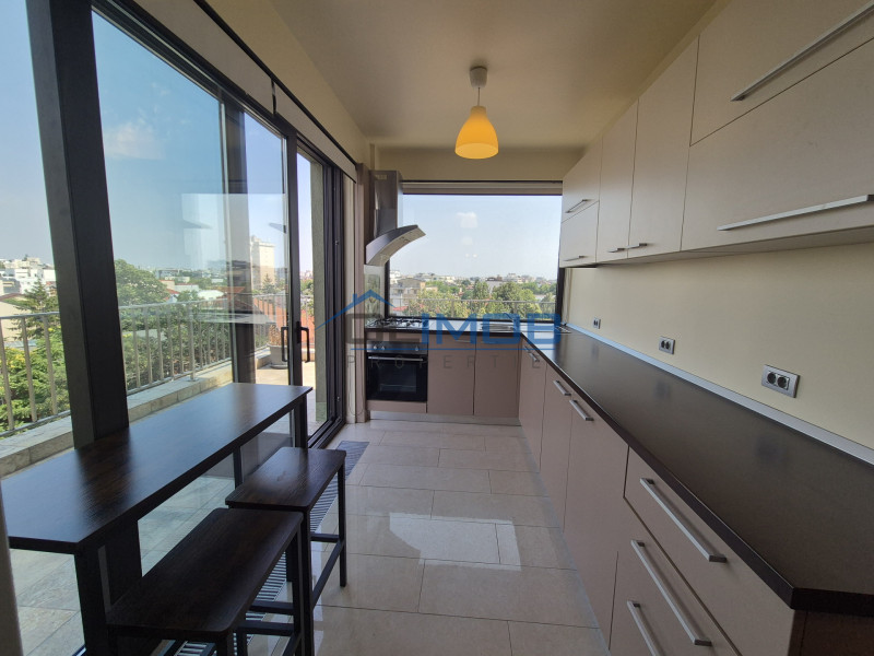Un penthouse pe doua niveluri – spațiu, lumina și liniște