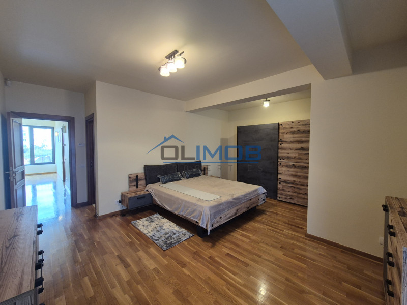 Un penthouse pe doua niveluri – spațiu, lumina și liniște