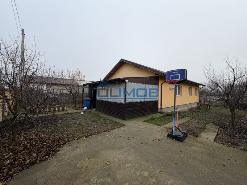 Casă individuală de vânzare în Tărtășești – curte mare 500 mp, zonă verde 