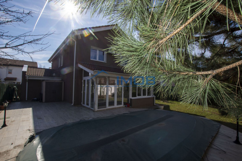 Vilă individuală cu piscină de închiriat în ansamblu rezidențial zona OMVD