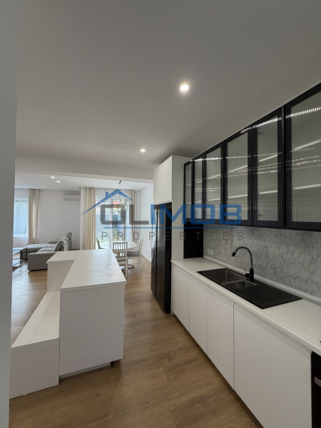 Vilă modernă cu 5 camere de închiriat în complex rezidential, Pipera 